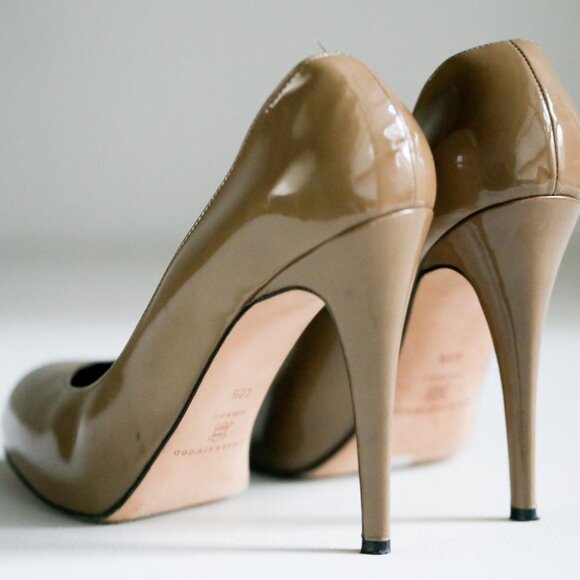 Brian Atwood Nude PAtent Leather Classic Heels - Picture 2 of 9